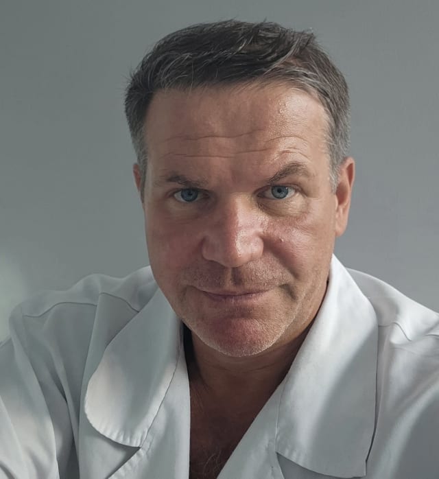 echipă medicală în sala de operație la Galați