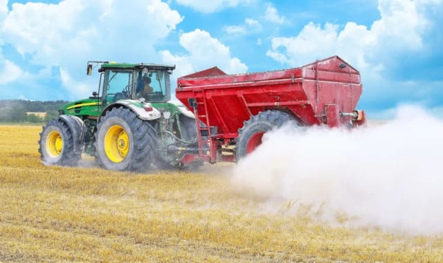tractor în câmp, fermieri, îngrășăminte agricole