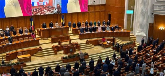 clădire parlament, sala de vot, politicieni în dezbatere