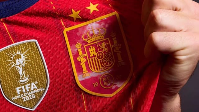 Jucători de fotbal în acțiune pe terenul de joc