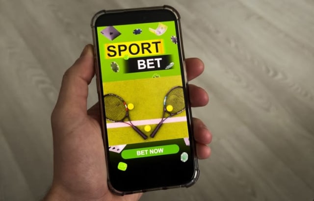 platformă de pariuri online, utilizator plasează pariu pe telefon
