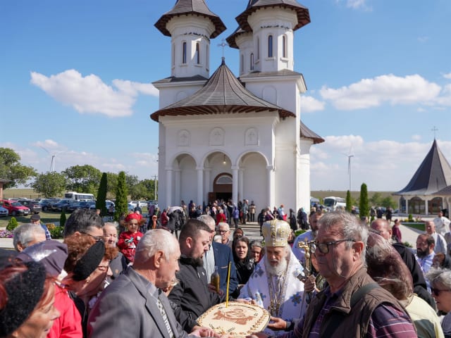 Credincioși participând la slujba de Acoperământul Maicii Domnului la schitul din Frumușița