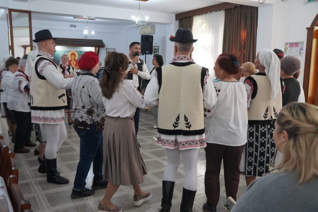 spectacol folcloric pentru bunici în Galați
