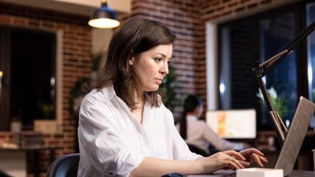 manager financiar verificând fluxurile de numerar ale firmei