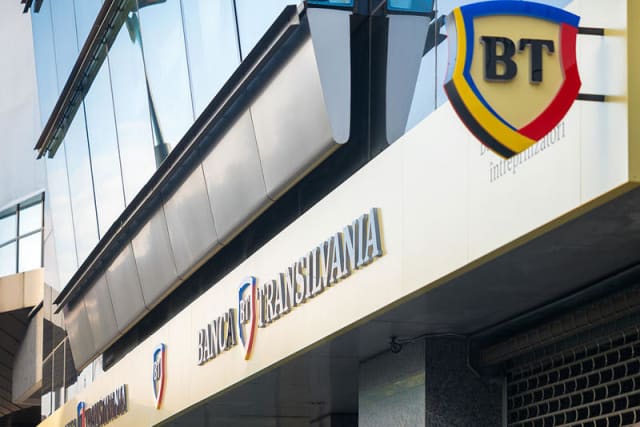 reprezentare grafică a unui avion și logo BT