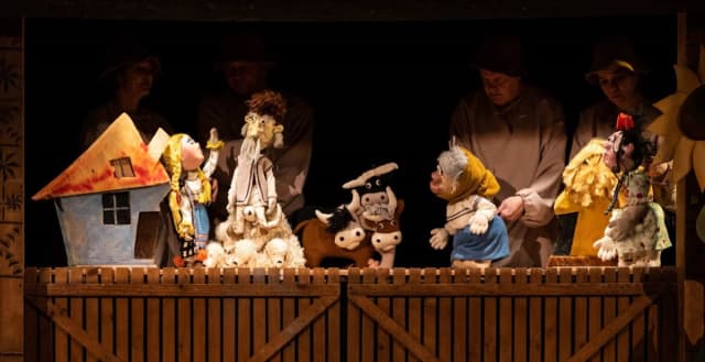 spectacol teatru pentru copii la Constanța, scena cu actori și decoruri colorate