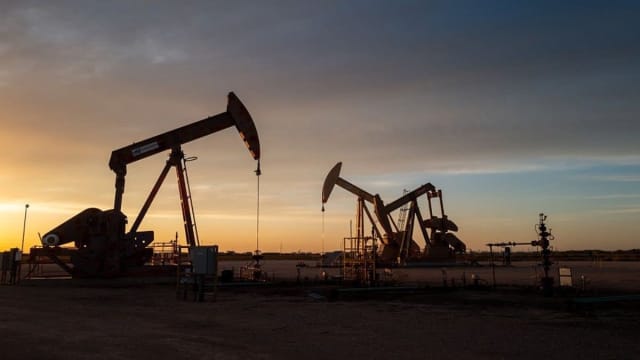 Imagine ilustrativă cu rezervoare de petrol și simboluri europene