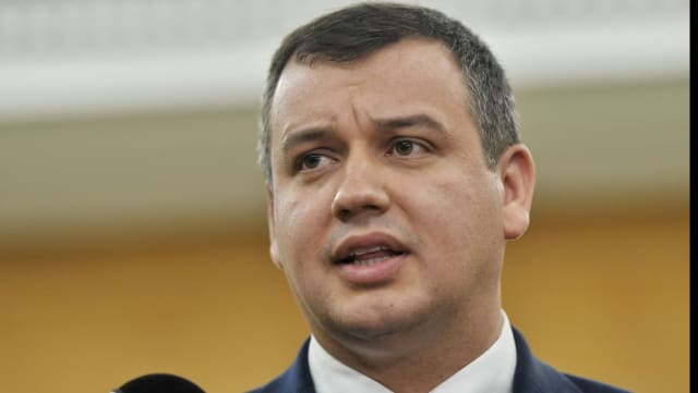 Eugen Tomac în timpul unei declarații publice