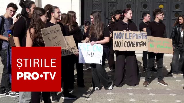 Elevii din Timișoara protestează împotriva uniformelor școlare, în centrul orașului