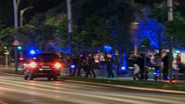 Un bărbat agresiv, care a amenințat trecătorii, a fost imobilizat de jandarmi în Bacău