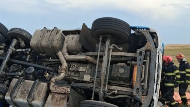 Un ansamblu rutier s-a răsturnat pe DN 22 în Tulcea, traficul fiind blocat