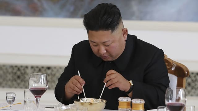portret Kim Jong Un, lider nord-coreean, în stil de viață extravagant