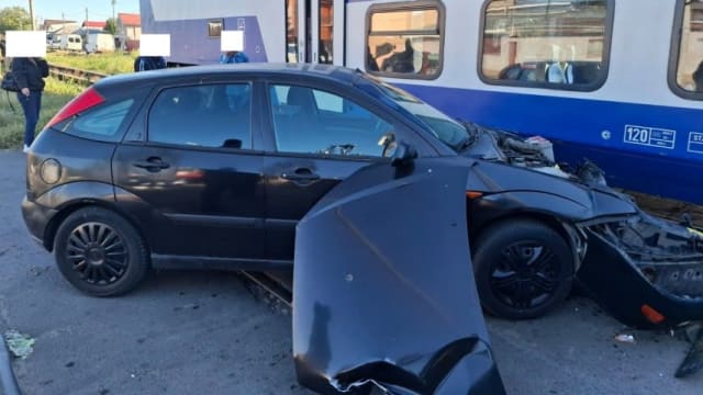 Accident la trecerea de cale ferată din Călărași Sud: trenul a lovit un autoturism