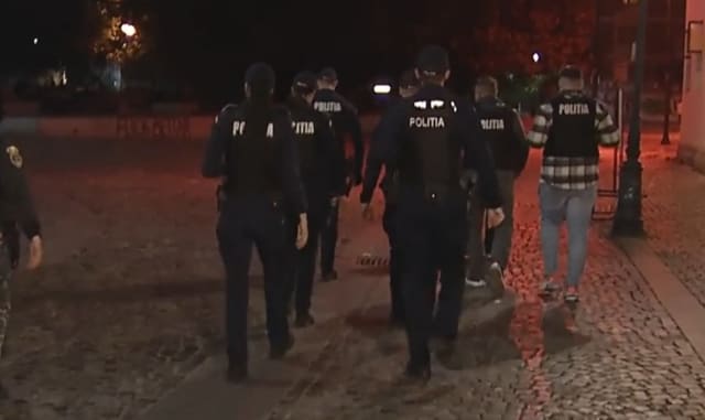 Doi barmani din Timișoara, arestați pentru trafic de droguri studențești