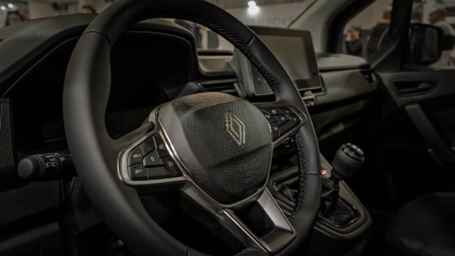 mașină electrică Renault în fabrică