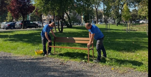 Angajații Horticultura montează 35 de bănci noi în zonele centrale ale orașului