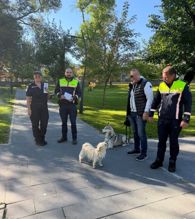 Polițiști din Galați discutând cu cetățeni despre protecția animalelor