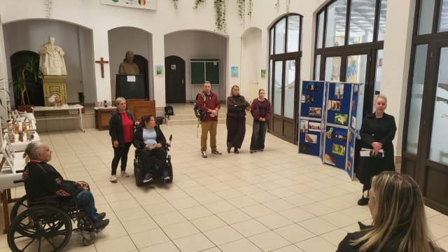 Lucrări artistice ale persoanelor cu dizabilități expuse la Târgu Mureș