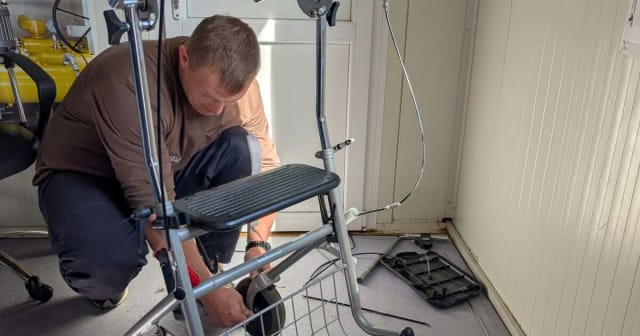 Deținut la Penitenciarul Timișoara repară gratuit scaune cu rotile pentru persoanele cu dizabilități