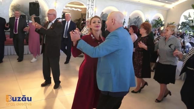 Primăria Buzău a premiat seniorii care au depășit 50 de ani de căsnicie