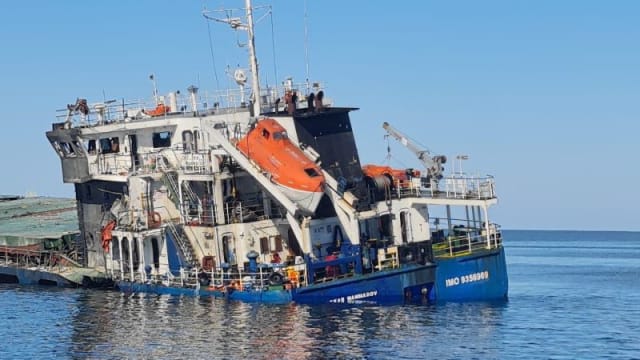 Nava lovită de dronă în Marea Neagră va fi remorcată în Portul Midia; doi marinari s-au stins din viață