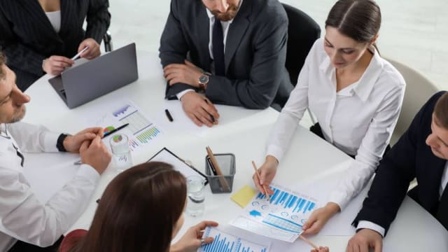tineri participând la cursuri de antreprenoriat online