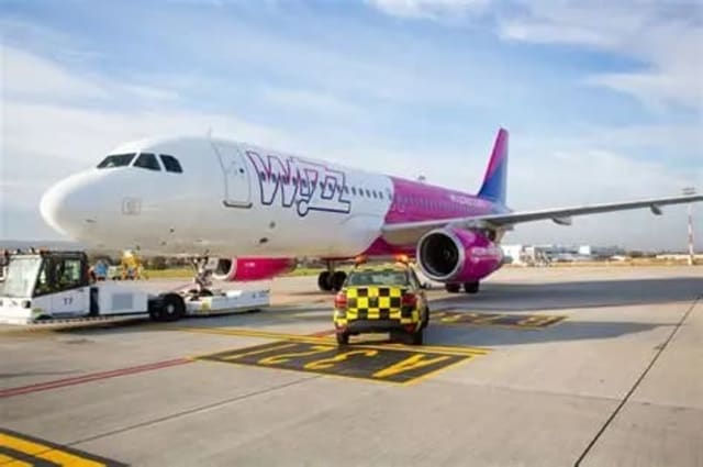 avion Wizz Air decolând de pe aeroportul din Cluj