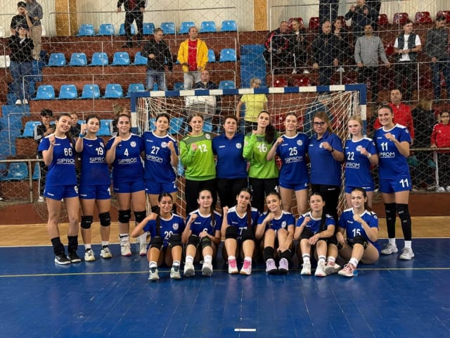 meci de handbal juvenil în sală, echipe în acțiune