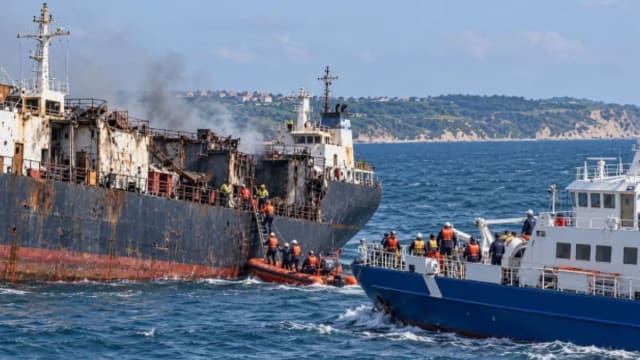 navă scufundată și navă cuprinsă de flăcări în Marea Neagră