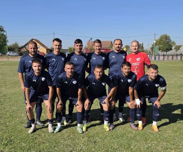 fotbal echipe locale în acțiune, teren de joc