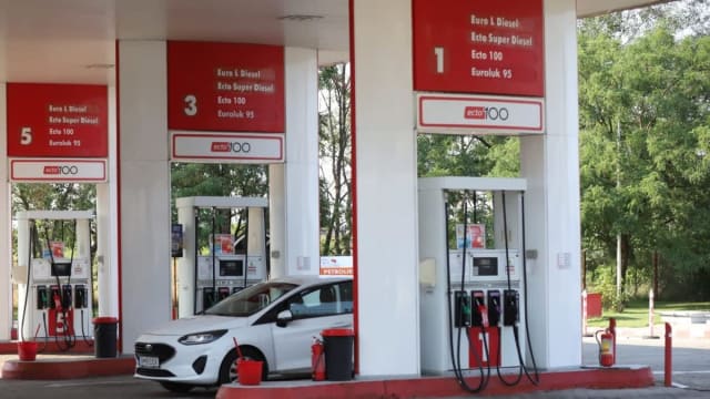 pompa de benzină cu prețuri afișate