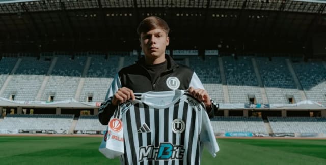 Jucător tânăr de fotbal în tricoul U Cluj