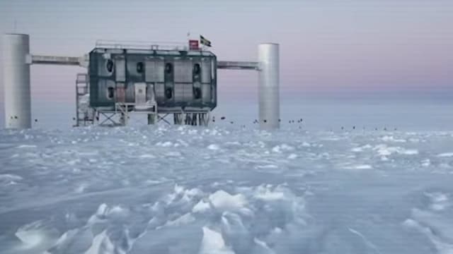 detector uriaș sub gheața Antarcticii pentru neutrini