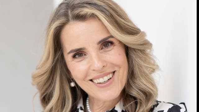 Cristela Georgescu în fața sediului DIICOT, exprimând nemulțumire