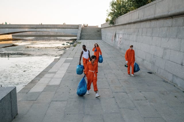 barcă cu invitați pe apă, locație izolată în Delta Dunării