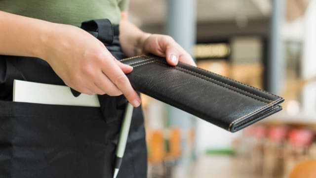 nota de plată într-un restaurant din Granada, turist surprins