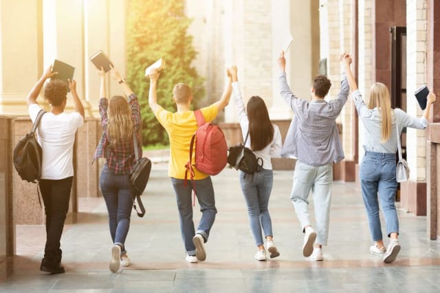 Zona de drop-off de la Colegiul Bănățean, gata înainte de începerea școlii