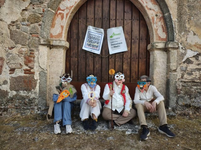 spectacol de teatru de stradă cu personaje tradiționale românești