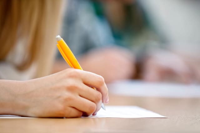 Fundația „Mitropolitul Bartolomeu” oferă 34 de burse pentru elevi și studenți în 2026-2027