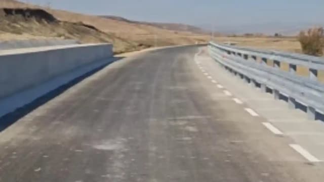 drum ocolitor în construcție, muncitori și semne de circulație