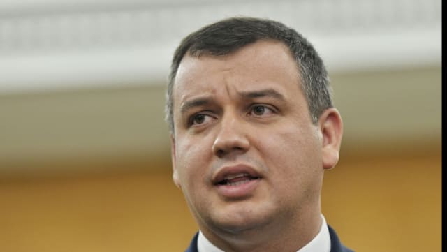 Eugen Tomac în timpul unei declarații publice