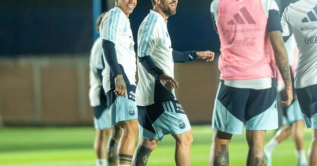 Cristiano Ronaldo și Lionel Messi pe terenul de fotbal