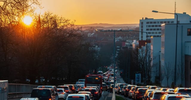 Bucureștenii se plâng de părinții care blochează traficul aducând copiii cu mașina la școală