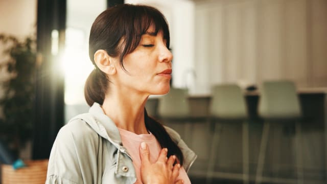 Tehnici de mindfulness pentru gestionarea stresului în 10 minute pe zi