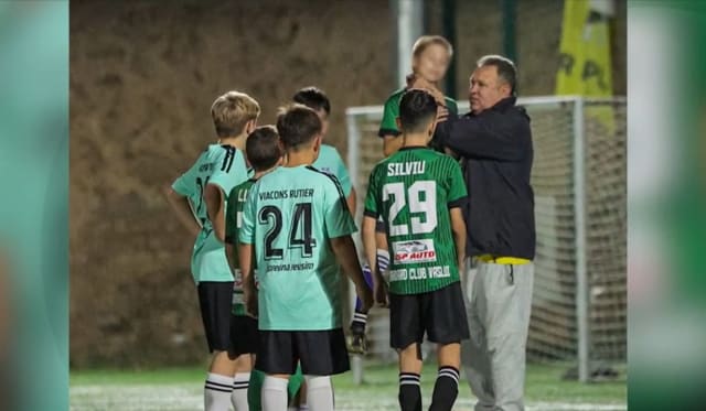 Antrenor de fotbal discutând cu un jucător