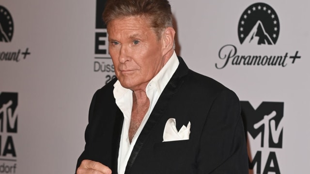 David Hasselhoff se deplasează sprijinit de soția sa în cartierul Westwood