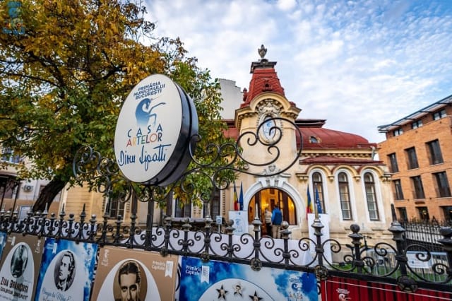 copii participând la atelier de pictură și creație artistică