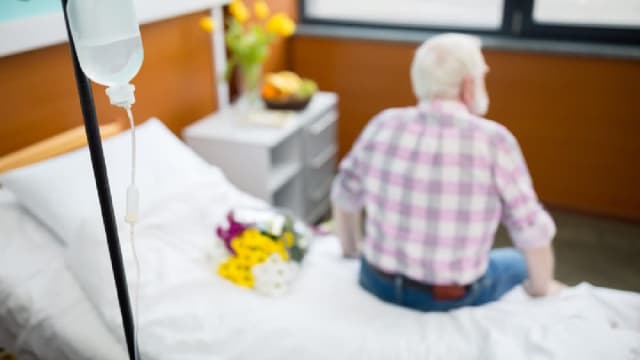 Pacient cu perfuzie la spital