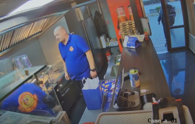 Un angajat al unui fast-food din Cluj a fost păcălit cu 100 de lei printr-o metodă de înșelăciune