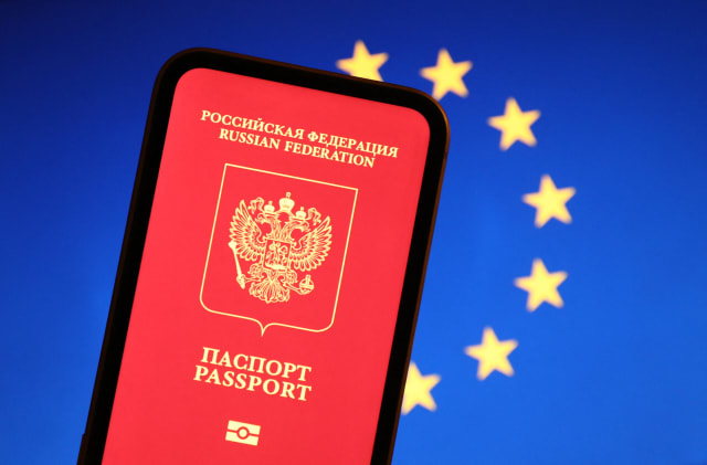 Comisia Europeană discută restricții de călătorie pentru ruși